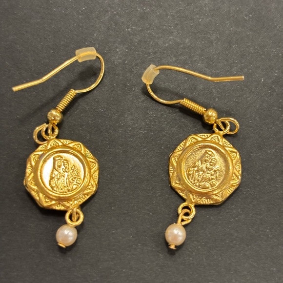 Vintage earrings gold tone Virgin Mary medallions. - Picture 1 of 7